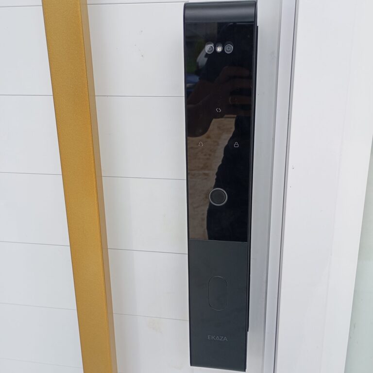 Instalação de porta de madeira em Goiânia  Instalador profissional de portas de madeira em Goiânia  Porta de madeira instalada com acabamento profissional  Instalação de fechadura eletrônica em Goiânia  Serviço de instalação de portas de madeira